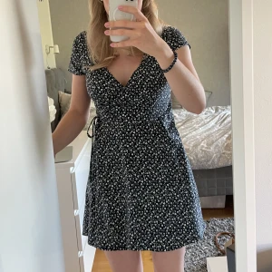 Blommig klänning! - Mörkblå blommig klänning från hollister, fint skick!💖jag är 168cm.