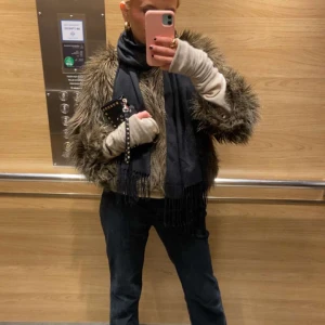 Pälsjacka 😍 - Snygg pälsjacka köpt på Sellpy!😇I storlek XS men passar mig som är S😚
