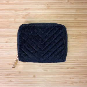 Plånbok  - En plånbok som jag säljer för att den inte kommer till användning tryck ej på köp nu kontakta gärna mig om du är intresserad, säljer för 30kr