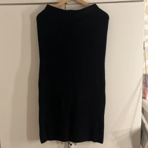 Lång stickad svart kjol - Svart, lång, ribbad och stickad tjol. Den är helt ny och oanvänd men ingen prislapp på. Den är i ett väldigt bra skick. 