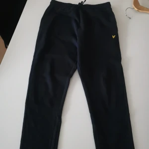 mjukis byxor  - Fina mjukisbyxor köpta på kidsbrand store. storleken på alla är 13/14 år. Alla tre har använts 3-4 gånger och är jätte sköna. märken är lyle scot, Tommy hilfiger och gant 