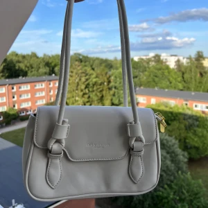 En väska  - En off-white väska som använts bara en gång, är i väldigt fint skick.🤍✨ Kom privat för flera bilder! Köparen står för frakt