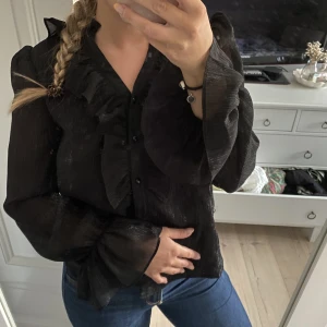 Svartglittrig blus - Så fin svart glittrig blus!!!😍😍🧚🏾