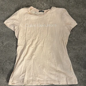 Calvin Klein t-shirt - Calvin Klein t-shirt i storlek XL men är som S på mig som vanligtvis har storlek S 
