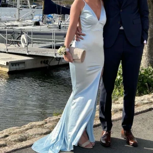 Balklänning  - Säljer nu min jättefina balklänning som endast är använd en gång 🦋💙 vid mer frågor bara skriv till mig 😊