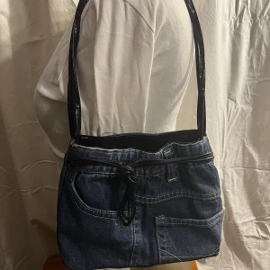 Jeans väska - Jättefin blå jeans väska i fint skick. Fin för både utegång och vanliga dagar😊 Priset kan pratas om vid snabb affär! Köparen står för frakt!😊💗