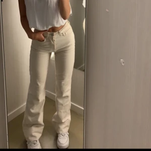 Ljusa jeans - Ljusa jeans från Gina, använda men i hyfsat bra skick.
