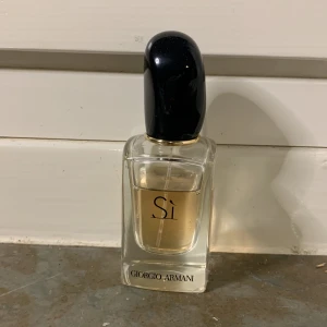 Parfym giorgio armani sí 30ml - Skulle gissa på att den har typ 20ml kvar. Köpte för några månader sen, skriv gärna om ni har fler frågor🙈