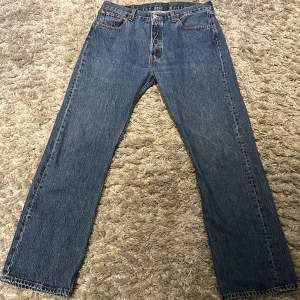 Säljer nu dessa snygga Levi’s 501 jeans som sitter hur bra som helst!  Storlek W34 L32. Mvh! 