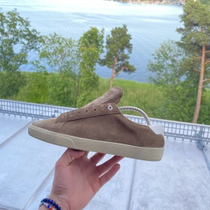 Saint Laurent skor  - Säljer mina Saint Laurent skor i fint skick i storlek 43 1/2 (passar även 44-44.5) Kan frakta på köparens bekostnad eller mötas upp i Stockholm. Vid frågor kom DM!😁