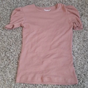 Rosa puffärmad t-shirt - Lite åt den smutsrosa färgen. Orginal pris är 150kr 