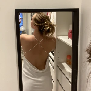 Fina zara siden klänning  - Zara klänning i vitt super fin och fantastisk till sommaren!💖 Silkes/satin  Lappen kvar på  plagget säljer för att den tycörr är för kort för mig som är 173  Köparen står för frakt