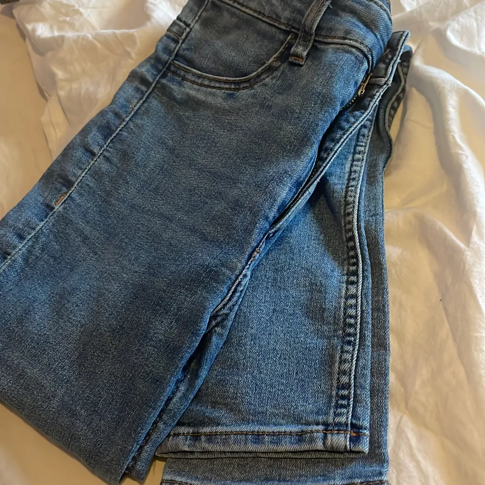 Ett par jeans jag aldrig har använt. Jeans & Byxor.