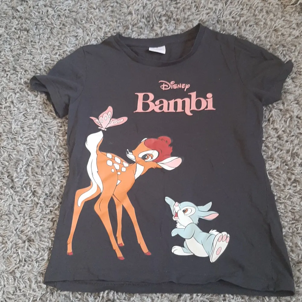 En barn tröja med bambi. Original pris är 180kr. T-shirts.
