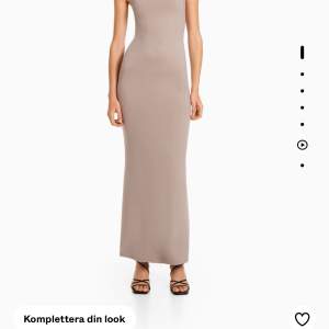 Säljer denna beigea klänning från bershka, har prislappen på. //KOLLA MIN SÅLDA ROSA KLÄNNING DÅ DEN SITTER EXAKT LIKADANT//