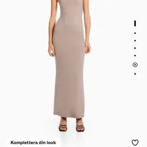 Säljer denna beigea klänning från bershka, har prislappen på. //KOLLA MIN SÅLDA ROSA KLÄNNING DÅ DEN SITTER EXAKT LIKADANT//