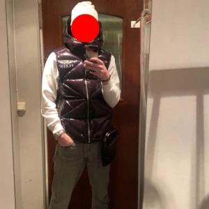 philip plein  - Säljer en phillip plein väst stolek M som är använd enstaka gånger, väldigt fräsch med box och tagg (avklippt men skickar med)… köpt på pleins officiella hemsida för 10.125kr  pris kan diskuteras vid snabb affär👍🏼