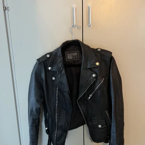 jacka  - skinnjacka från carlings. storlek S