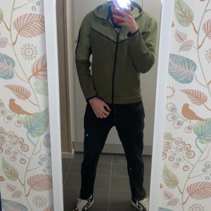 Mörk grön tech fleece - Tröjan 900kr Byxor 800kr Båda 1500kr