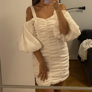 Volangklänning - Vacker volangklänning som använts vid 1 tillfälle.