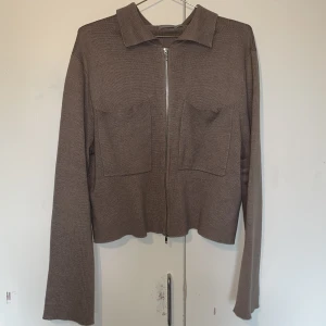 Kofta - Kofta med två stora fickor på framsidan 