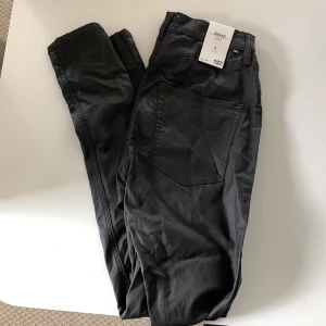Oanvända byxor - Oanvända från lager 157 skinnimitation. Ordinarie pris: 200