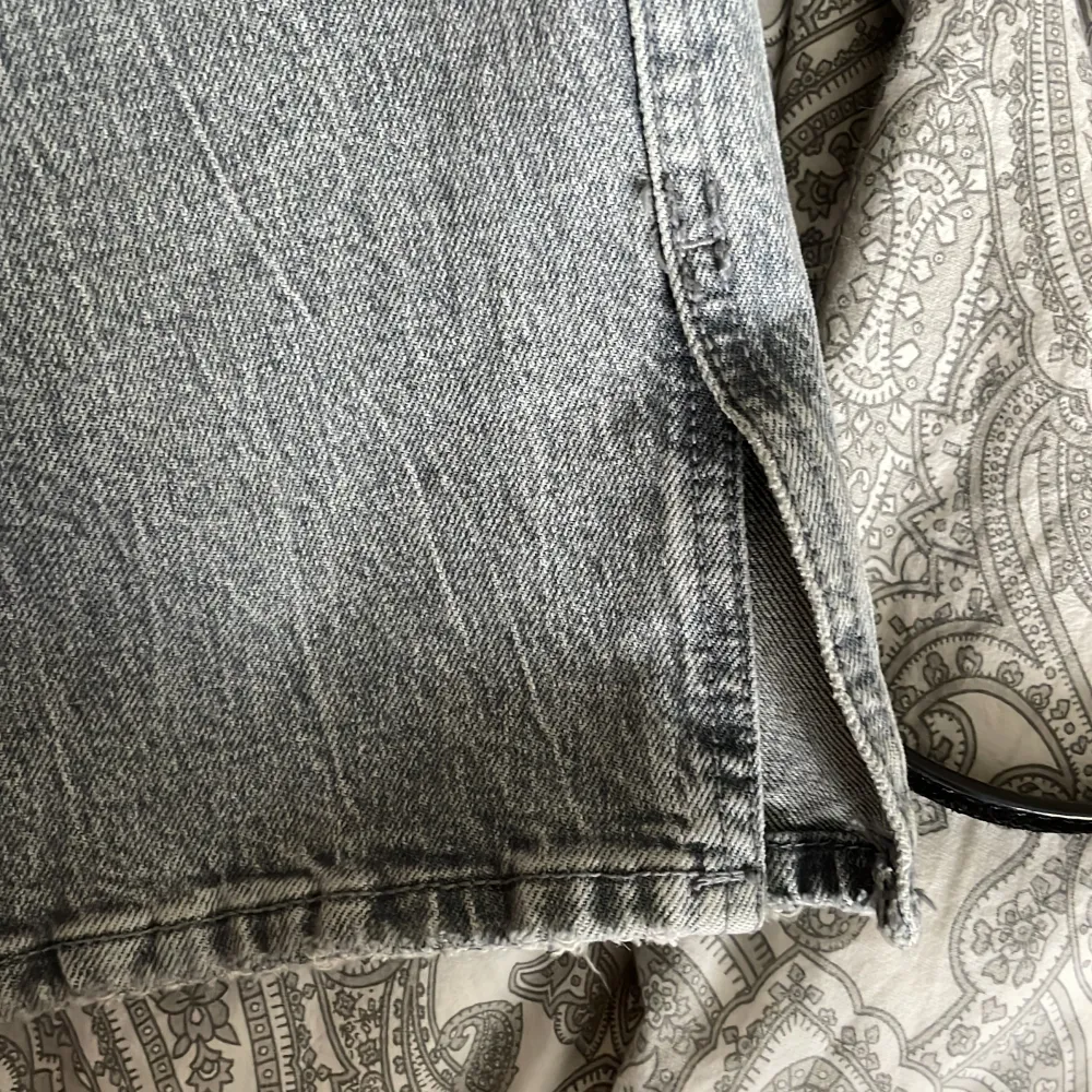 Säljer dessa fina gråa zara jeans då dem har blivit för små. Använd ett fåtal gånger och därav i nyskick. . Jeans & Byxor.