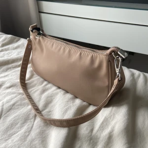 Beige handväska  - Isch 23x11 cm, knappt använd 