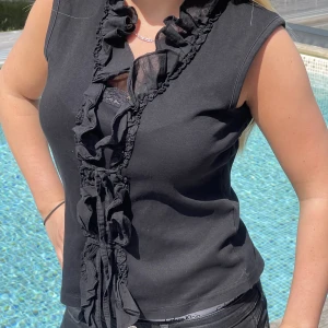 Topp - Cool och festlig topp med volanger och liten spets🌸Den är i mycket fint skick och inget tecken på användning🌸Skriv om du har frågor eller prisförslag! 