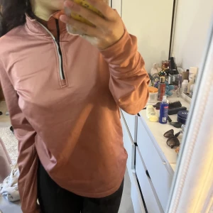 Träningströja - Säljer denna träningströjan använd en gång❤️varmt tyg inuti🌸