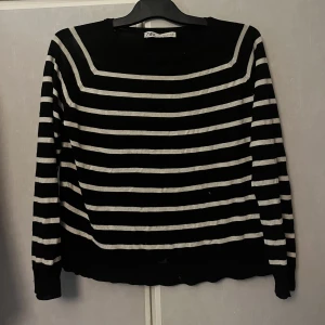 Zara randig tröja  - Superfin randig trendig tröja från Zara. Använd fåtal ggr, bra skick. Jätteskönt material💞💞