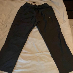 Nike dri-fit byxor svart - Mycket bra skick och inga skador  Fler bilder privat vid behov  Priset är satt 