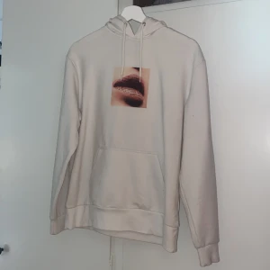 Hoodie - Hoodie från Stay med tryck, sparsamt använd! Storlek S men skulle säga att den är stor i storleken.