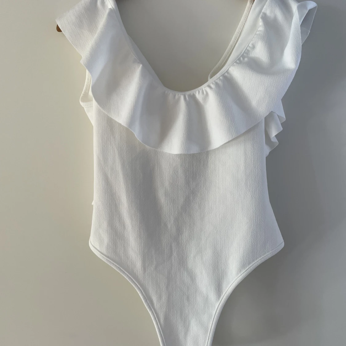 Vit body med öppen rygg
