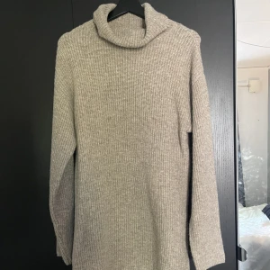 Klänning - Jätte fin stickad klänning från MOTF, aldrig använd 💗 