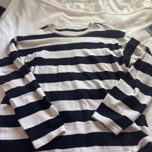 Tröja - Fin tröja från Zara, i storlek XL men skulle passa en L oxå, använd några gånger 💗