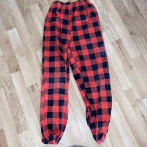 Pyjamas byxor  - Röda rutiga pyjamas byxor använda
