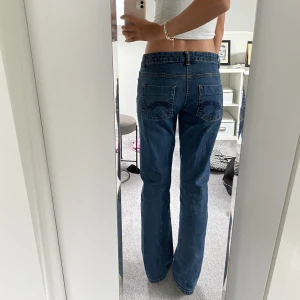 Low rise jeans  - Säljer dessa coola jeans! Köpta secondhand men på lappen står de veromoda. Jeansen är i fint skick och passar perfekt i längden på mig som är ca 175 cm! 💕Skulle säga att de passar en S/M beroende på hur du vill att de ska sitta. Jag bär oftast 36 i byxor.
