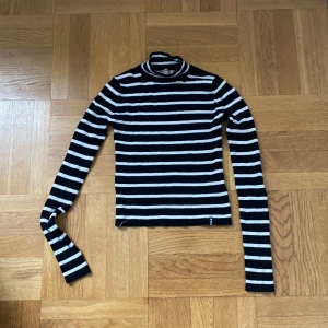 Tröja från Pull&Bear  - Oanvänd tröja från Pull&Bear med halvpolo