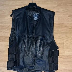 Häftig vest  - En snygg vest för er som vill vara riktigt badass (genuine buffalo) bara testat den (är som ny)