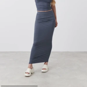 Kjol 🩶 - Säljer en mörk grå kjol med scrunch på sidorna! Kjolen är helt ny och aldrig använd❤️‍🔥