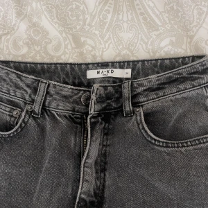 Grå widleg jeans - Jättefina jeans från ginatricot som jag knappt har använt. Så i ett väldigt bra skick💖