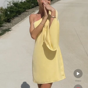 Gul klänning - superfin gul klänning från nakd i Amanda MPNx NA-KD kollektionen. Helt slutsåld. Aldrig använd så prislapp kvar! 