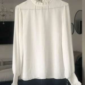 Fin vit blus - Vit blus som använts någon gång. Fint skick och bra kvalitet.