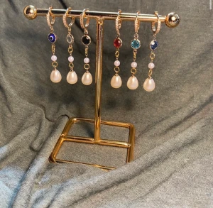 Sthlmstilsmycken  - Sås bygga örhängen, finns även matchande armband och halsband Köp för 119kr/st Eller 2 för 199kr Modell 081