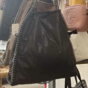 Väska - Super snygg trendig väska i fint skick! Säljer då den ej komemr till så mycket användning längre. Billigt pris då ja vill bli av med den❤️