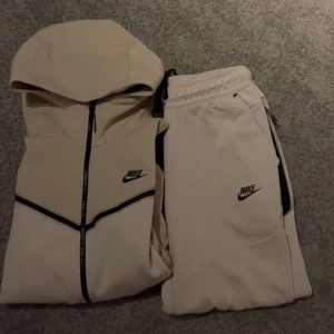 Nike tech fleece dress - Nike tech fleece dress storlek m Skick 10/10 då tröjan är oanvänd Tröjan kostar 600 och tillsammans 900
