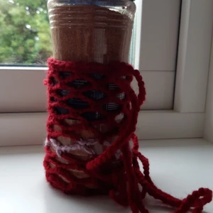 Virkad väska  - Handgjord virkad väska för mindre vattenflaskor eller andra tillbehör som mobil eller grillkrydda. Den är 9 cm djup och axelbandet är ca 40 cm långt.