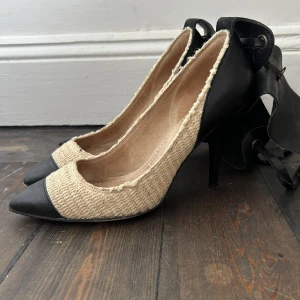 Isabel marant klackskor - Så fina isabel marant klackskor som tyvärr inte kommer till användning är i fint skick och har ett snyggt spänne!