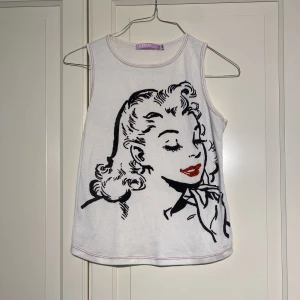 Y2K topp - Super söt y2k top med ”Monroe” vibes, SUPER 2000 och skit snygg